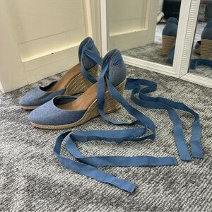 Old Navy blue bow wrap trie ribbon denim wedges✨